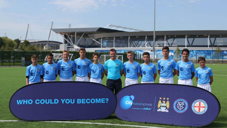 Alumnos formando equipo de manchester city