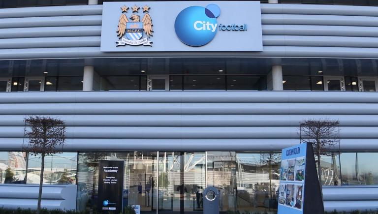 Fachada de la escuela de futbol